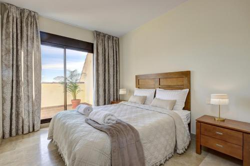Cosy Sea View Flat with Terrace & Pool