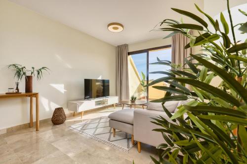 Cosy Sea View Flat with Terrace & Pool