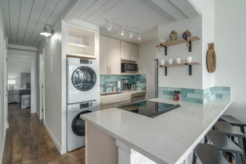 a kitchen with a washer and dryer at 401 Maalaea Banyans in Wailuku