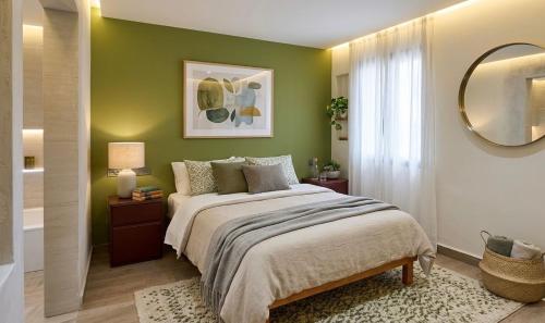 una camera da letto verde con un letto e uno specchio di CORTZA Hotel a Città del Messico