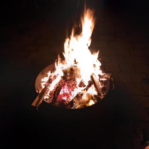 a fire in a pot with flames in it at Timmy Hope in Vienna