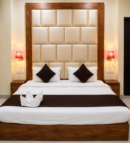 a bedroom with a large bed with a large headboard at The Royal Lavender in Rānchī