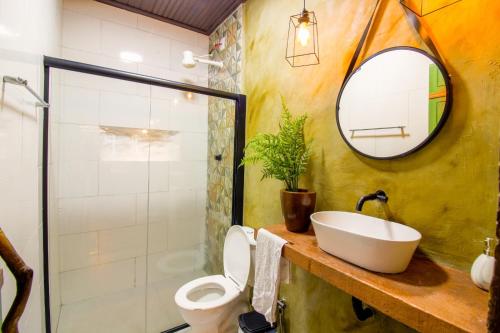 a bathroom with a sink and a toilet and a mirror at Sítio com Piscina Aquecida 7 Quartos com ar condicionado próximo de São Paulo in Juquitiba