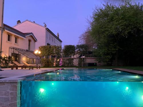 Les Ecuries de Rigny, Suite haut de gamme avec spa privatif et piscine au coeur d'un jardin arboré