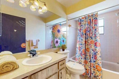 a bathroom with a sink and a toilet and a shower at Sunset Oasis (Homosassa Springs) in Homosassa