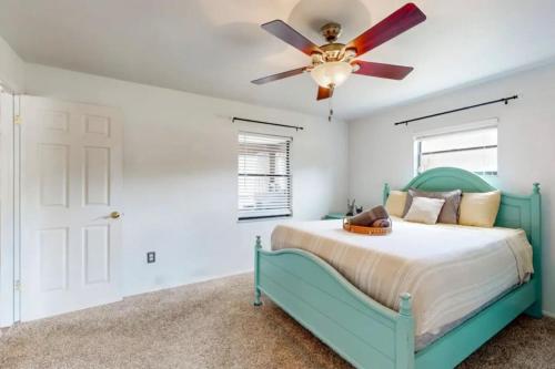 a bedroom with a bed with a ceiling fan at Sunset Oasis (Homosassa Springs) in Homosassa