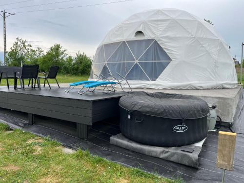 a tent with a tub and a table and chairs at Glamp Ojcowska in Jerzmanowice
