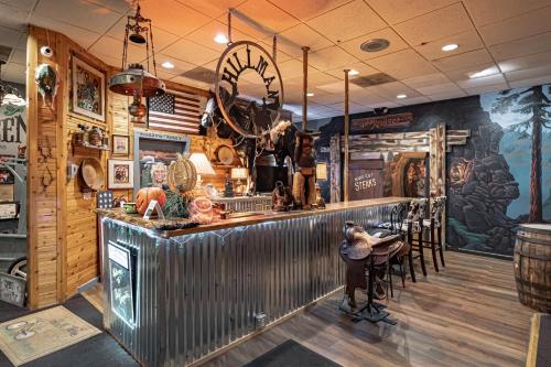 a bar in a restaurant with wooden walls at Motel 6 Pocatello ID in Pocatello