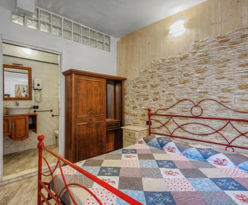 a bedroom with a bed and a stone wall at Suite delle Nereidi in Manarola