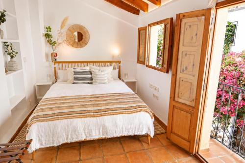 a bedroom with a bed and a balcony at Casa en Bellaguarda by NRAS in Altea