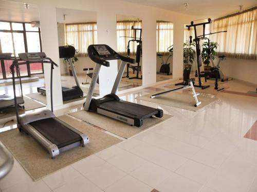 a gym with several treadmills and elliptical machines at Copas Executive Hotel in Cascavel