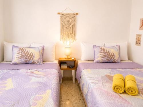 zwei Betten, die in einem Zimmer nebeneinander stehen in der Unterkunft Casa Momo Bacalar in Bacalar