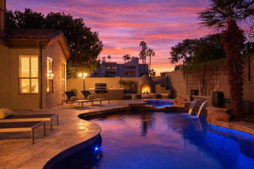 a pool in a backyard with a sunset in the background at Citrus-Pool & Spa-Walk 2 restaurants, shops & bars in Phoenix