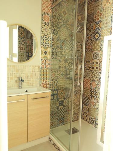 a bathroom with a shower and a sink at Vagabondes - Chambres d'hôtes à Azay-Le-Rideau in Azay-le-Rideau