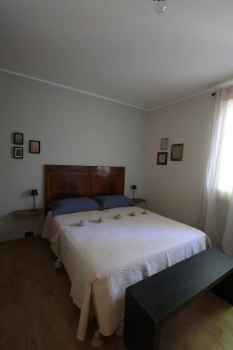 a bedroom with a large bed and a window at Casa Febe in Gombio