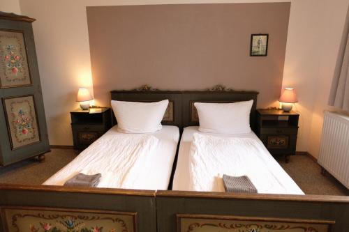 two beds in a room with two lamps on tables at Villa Lydia in Kurort Altenberg