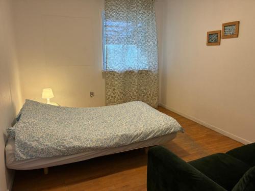 a small bedroom with a bed and a window at Hus in Risskov