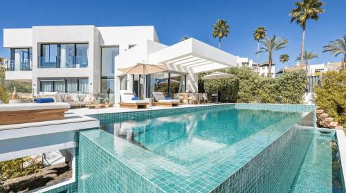 VACATION MARBELLA I Villa Glamour, Brand-New 4BR, Private Infinity Pool, Open Air Cinema, Sea View, Gated Security, Minutes to Golden Mile,