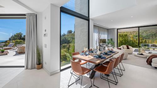 VACATION MARBELLA I Villa Glamour, Brand-New 4BR, Private Infinity Pool, Open Air Cinema, Sea View, Gated Security, Minutes to Golden Mile,