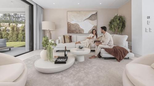 VACATION MARBELLA I Villa Glamour, Brand-New 4BR, Private Infinity Pool, Open Air Cinema, Sea View, Gated Security, Minutes to Golden Mile,