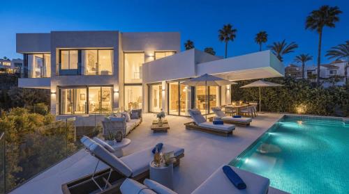 VACATION MARBELLA I Villa Glamour, Brand-New 4BR, Private Infinity Pool, Open Air Cinema, Sea View, Gated Security, Minutes to Golden Mile,
