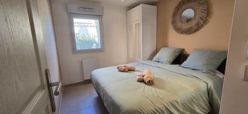 a bedroom with a bed with two stuffed animals on it at L eden Maison en Camargue in Salin-de-Giraud
