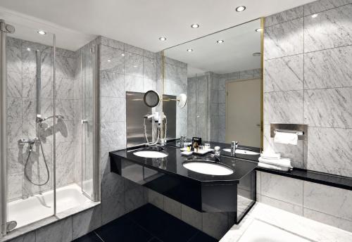 a bathroom with two sinks and a shower at Modernes Apartment im Herzen der Ravensburger Altstadt in Ravensburg