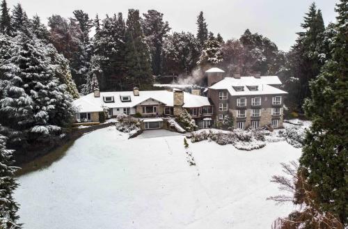 Luftaufnahme eines schneebedeckten Hauses in der Unterkunft La Cascada Casa Patagónica by DON in San Carlos de Bariloche