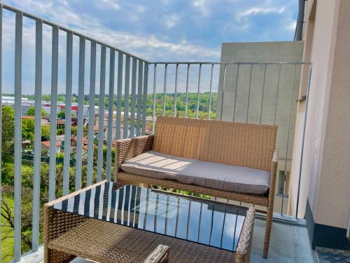 55 m2 Stylish Apartment with Balcony & Free Parking