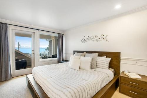 a bedroom with a large bed and a window at Island Time Escape in Saratoga Shores