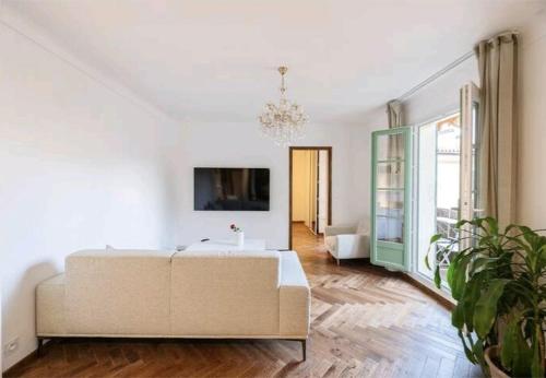 Chic Apartment at Nice Port 2 Suites with Private Bathrooms & AC