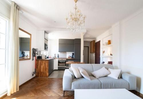 Chic Apartment at Nice Port 2 Suites with Private Bathrooms & AC