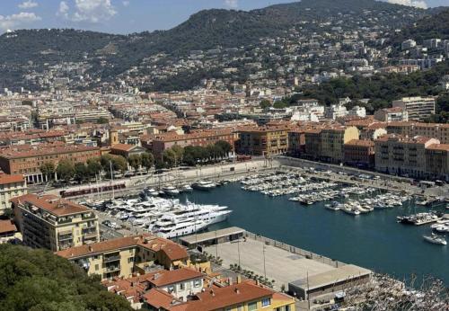 Chic Apartment at Nice Port 2 Suites with Private Bathrooms & AC