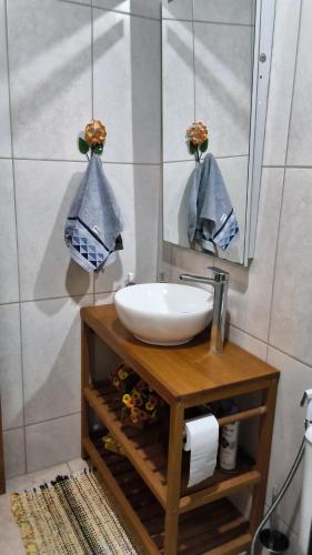 a bathroom with a sink and a mirror at Refúgio Orquídea Bambu - Lumiar in Nova Friburgo