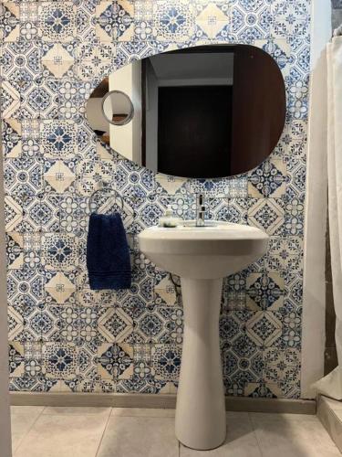 a bathroom with a sink and a mirror at Cerca de todo en San Jerónimo in Monterrey