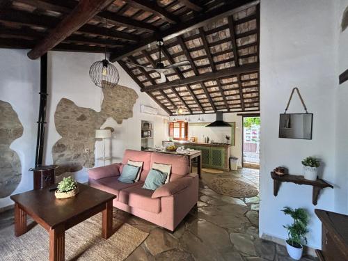 a living room with a pink couch and a table at La casa vieja de Marchenilla in Jimena de la Frontera