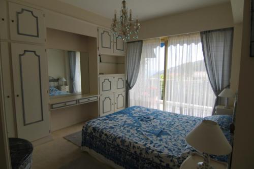 - une chambre avec un lit et une fenêtre dans l'établissement La Reale, à Villefranche-sur-Mer