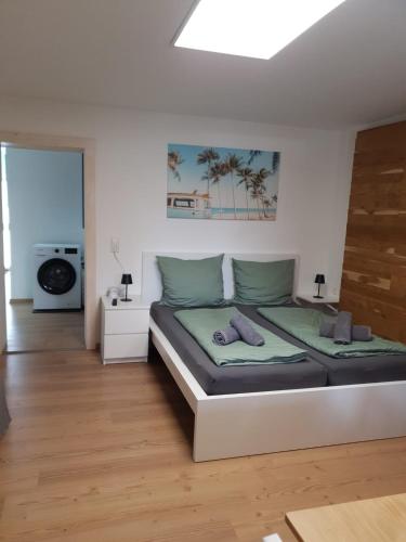 a bedroom with a bed in a room at Anderer Apartment 2 in Liedolsheim