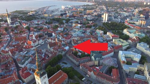 una vista aerea di una città con freccia rossa di Old Bishop's House a Tallinn