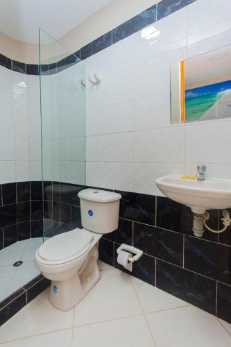ein Badezimmer mit Toilette und Waschbecken in der Unterkunft Hotel San Jeronimo Tropical in San Jerónimo