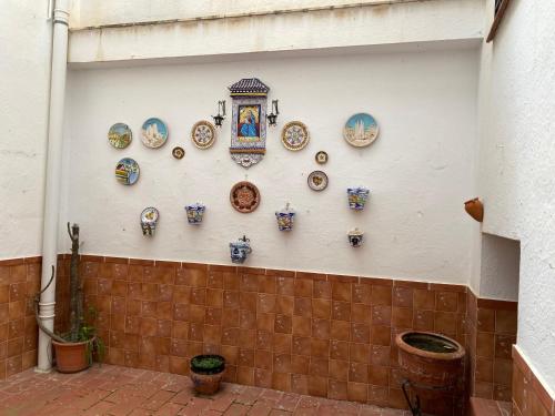 a wall with plates and ceramics on a wall at Casa Magdalena in Archidona