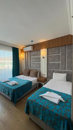 ein Hotelzimmer mit zwei Betten und azeb sidx sidx sidx sidx sidx in der Unterkunft Side Yeşilöz Hotel in Side