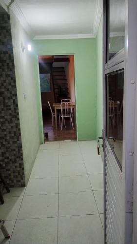 a hallway with a room with a table and chairs at Cabana in Santo Antônio do Pinhal