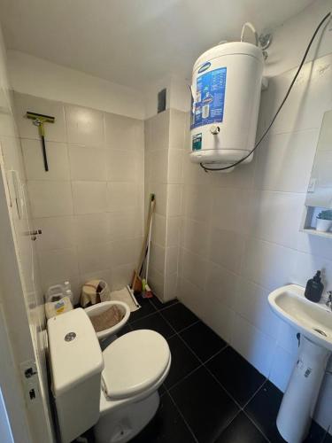 a small bathroom with a toilet and a sink at Departamento Posadas Temporario Céntrico Alquiler in Posadas