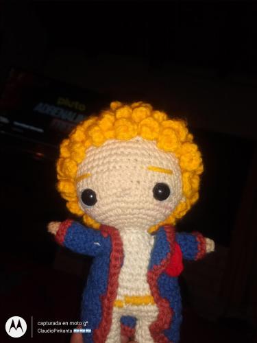 a crocheted doll with yellow hair on a table at Pinkanta in Las Compuertas
