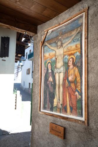 a painting of builder on the side of a building at Casa vacanze Maria in Tesero