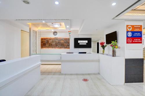 a lobby with a reception desk and a tv at Palette A Lux Corporate Townhouse Near 3 Minutes Kaushambi Metro Station in Ghaziabad