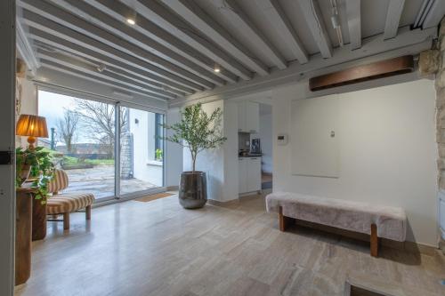 a living room with a couch and a table at Maison chic avec Psicine - Talant proche Prenois in Talant
