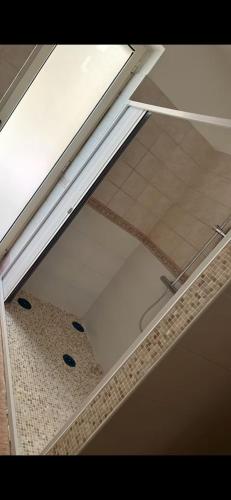 a window in the ceiling of a bathroom at Sogno vesuviano 4 in Torre del Greco
