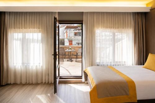 Llit o llits en una habitació de Seraglio Hotel & Suites